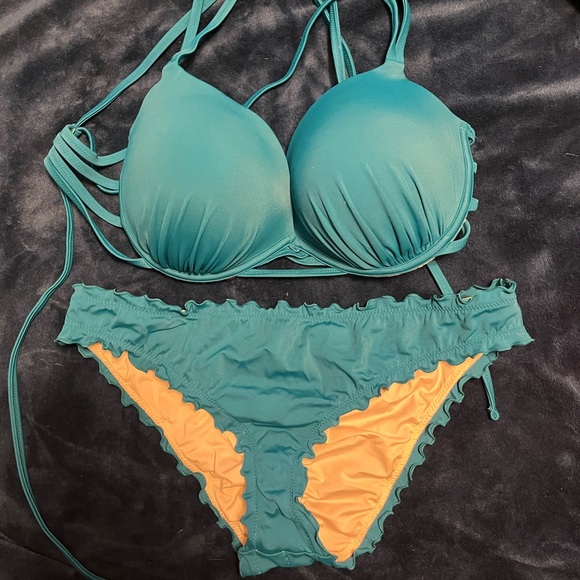 Bikini - Picture 1 of 2